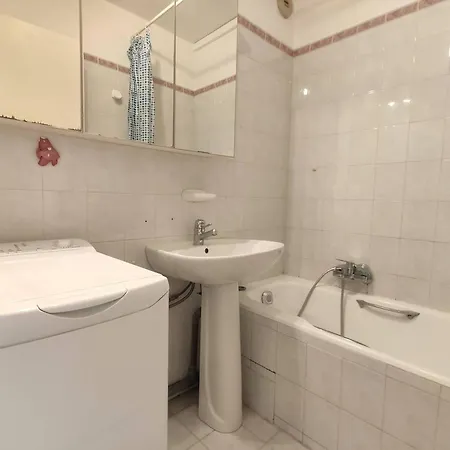 2 Pieces Avec Terrasse A 100m De La - Parking Prive, Antibes - Fr-1-252-155 *